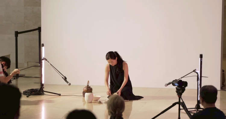 《漂流宴》開幕演出〈克里奧化身體〉透過身體行動與聲響編織流動、混融與轉化的感知經驗。