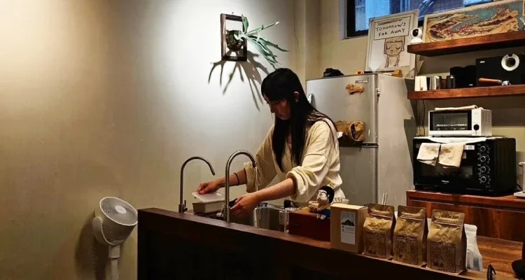 開店從來都不是一件容易的事。從店面租金、人力安排,到產品研發與客群培養,每一個環節都需要投入大量心力。這些年透過自身《基隆人帶路》專欄的跑店記錄,也見證過許多喜歡的店家開開關關、來來去去。有些店甚至還來不及被更多人認識,便已悄悄熄燈,總令人感到惋惜。