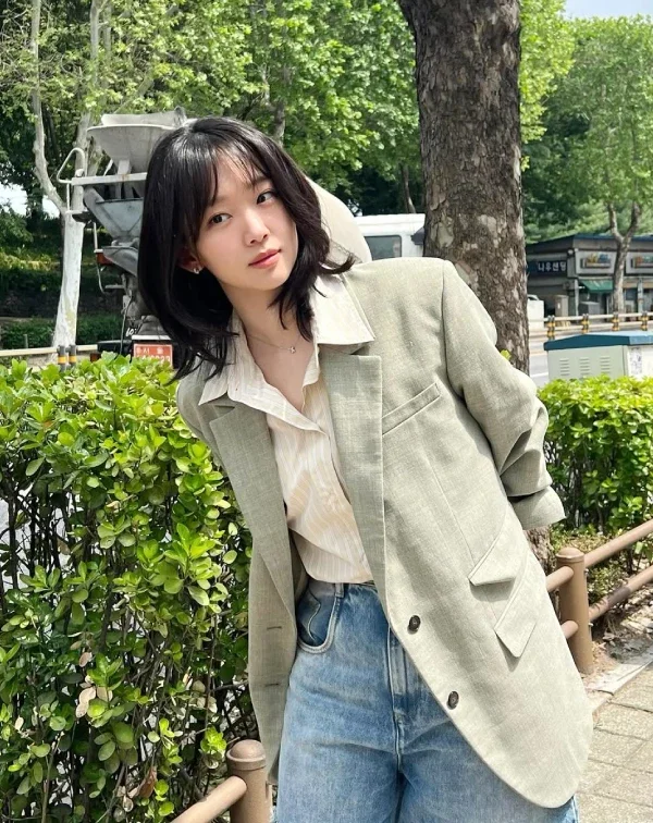這張穿搭照,真的會讓人忍不住驚呼:這哪裡像奔四的人?基周歐尼挑選了一件帶有麻料質感的莫蘭迪綠西裝外套,內搭淺黃色細直條紋襯衫,不僅解開幾顆鈕扣製造V領的隨性,更聰明地將袖口隨意捲起。下半身搭配一件寬鬆的高腰淺色牛仔褲,微風吹亂的層次短髮,整個人散發出兼具知性與法式慵懶的逆齡高級感。