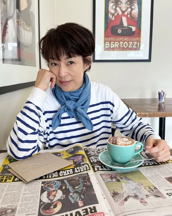 坐在咖啡廳讀報的鈴木保奈美，穿著極具法式風情的藍白條紋圓領衣，並在脖子隨性繫上一條與條紋同色調的藍色針織領巾，顯得格外有精神。日常在穿平凡的條紋衫或素色大學T時，最容易顯得像居家服，此時「領巾」就是你的減齡救星，不僅能增添層次感，更能一秒穿出浪漫的巴黎女子氣息。