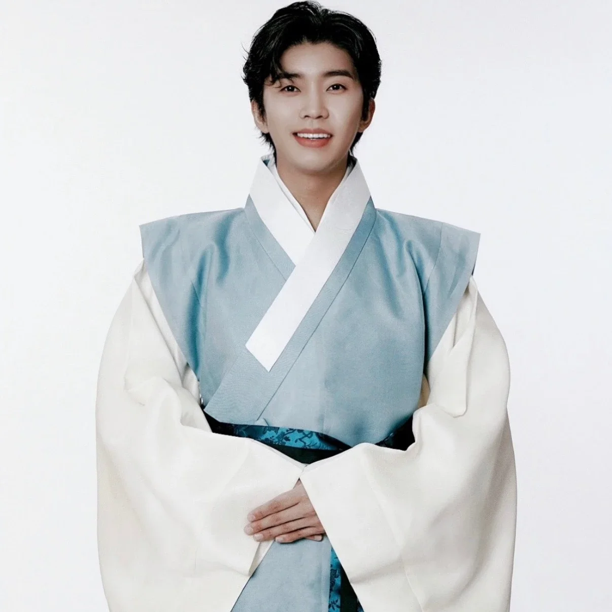 如果說 K-pop 代表韓國流行音樂的全球面向，林英雄則是韓國本土大眾市場與中壯年粉絲經濟的最強代表。近兩年林英雄持續透過專輯、演唱會與全國巡演維持高人氣，他的演唱會門票向來一票難求，粉絲動員力極強，音源、投票、應援與周邊消費都展現驚人實力。