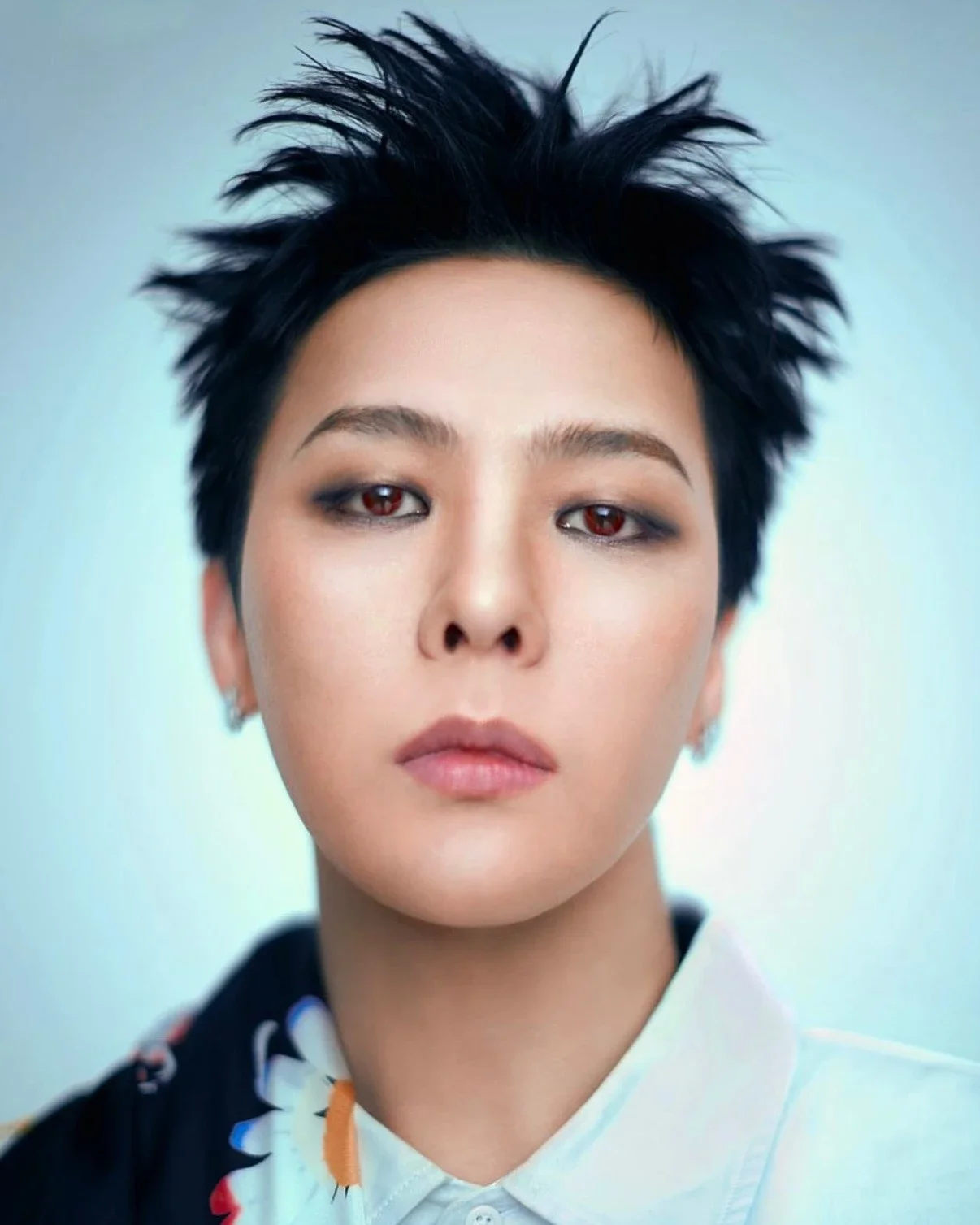 第二名則是 K-pop 男神 G-DRAGON！近兩年他的回歸無疑是韓國娛樂圈最受矚目的大事件之一，從去年發行專輯《Übermensch》並展開世界巡演，一直到今年 BIGBANG 合體登上 Coachella，再到宣布團體將舉辦全新世巡，可以說每一步都引起 K-pop 圈的關注。