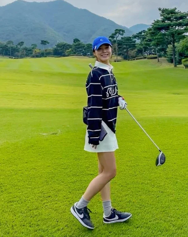 我們去運動或休閒時,千萬別只是穿全身一樣的運動套裝或T恤+牛仔褲喔。試著學徐令姬的「運動單品混搭術」。關鍵在於,選擇一件有設計感的上衣(例如:她這種有設計領口、結構挺括的針織衫);下半身,則可以大膽嘗試裙子或短褲。重點是用「配件」來加分,像她一樣配一頂亮眼色調的帽子、一雙有設計感的球鞋、或一條精緻的項鍊。這種在運動風中帶有精緻感的穿搭,最能展現出我們對生活品質的追求,以及隨時隨地保持年輕的心態。