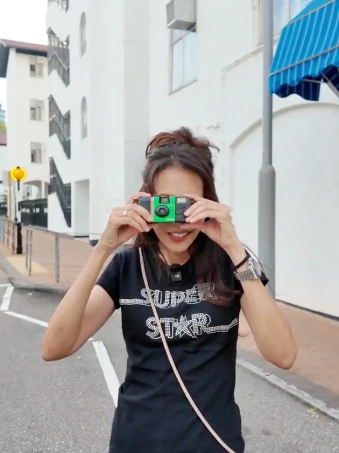 日常穿純黑T-Shirt容易顯得氣色暗沈或像睡衣。我們要學的是:挑選「局部有亮點(如水鑽、金屬字、微光澤)」的設計款,並且一定要搭配「斜背精緻小包」或「金屬感配飾」來點綴。只要在胸前做出視覺焦點,就能打破沉悶、穿出元氣。