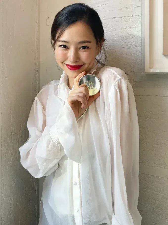 這套純白雪紡透膚襯衫,把女人味演繹得太高級了!帶有微透光感的輕盈質地,搭配抓皺袖口與小高領設計,隱隱約約透出肌膚與內搭線條。搭配一抹標誌性的紅唇,與穿搭完美呼應,美得張揚又精緻。