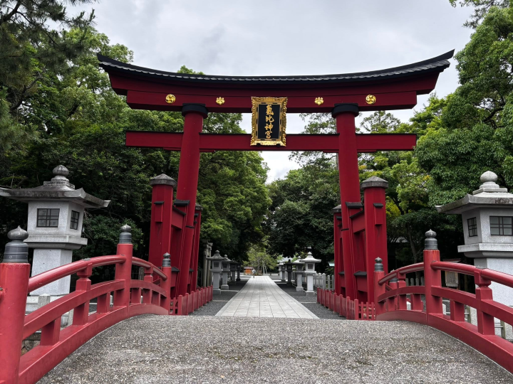 ▲「氣比神宮」擁有高達11公尺的巨大紅色木造鳥居，與春日大社、嚴島神社並列為「日本三大木造大鳥居」。　圖：向日遊／提供