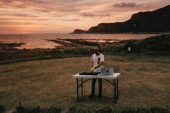 ▲姚仲涵老師，進行現地影音創作。　圖：北海岸及觀音山國家風景區管理處／提供