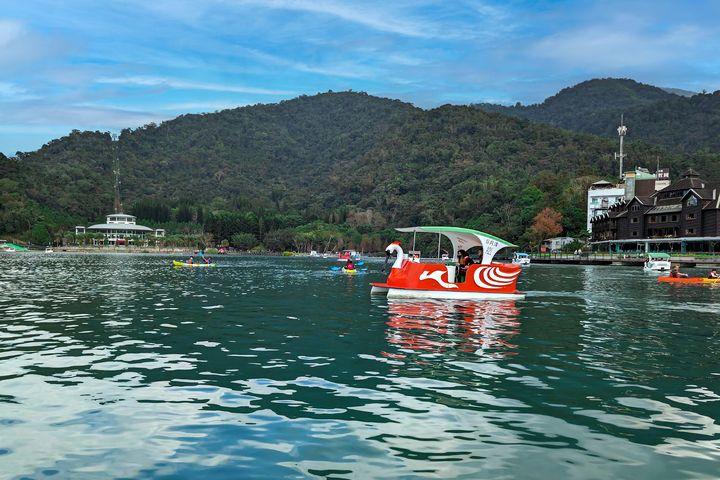 ▲「力麗日月潭哲園會館」推「山水陸空．漫遊假期」專案，加贈水上活動通用券，可自由選擇體驗獨木舟、電動船或水上腳踏車，享受最消暑的水上時光。　圖：力麗觀光／提供