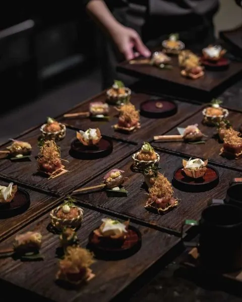 ▲「HABU」以台灣傳統中藥文化為靈感，結合藥材、香料與現代料理手法，打造兼具文化底蘊與創意的精緻料理，首度晉升一星。　圖：高雄市政府觀光局‧HABU／提供