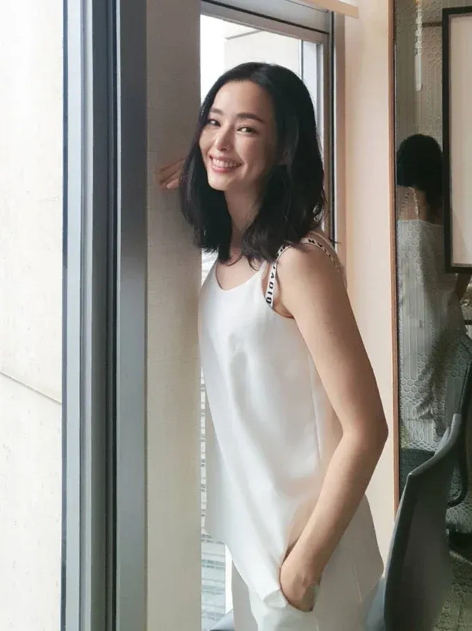 誰說熟齡女性不能穿細肩帶?李荷妮這身純白細肩帶背心,巧妙地運用印有字母的肩帶設計,巧妙融合了運動俐落與法式優雅。在挑選細肩帶或背心時,我建議可選擇帶有字母、寬版帶或具設計細節的肩帶,不僅能分散視覺重心、修飾副乳與鎖骨,還能帶出帶點微辣的運動街頭感,比純性感更顯年輕。