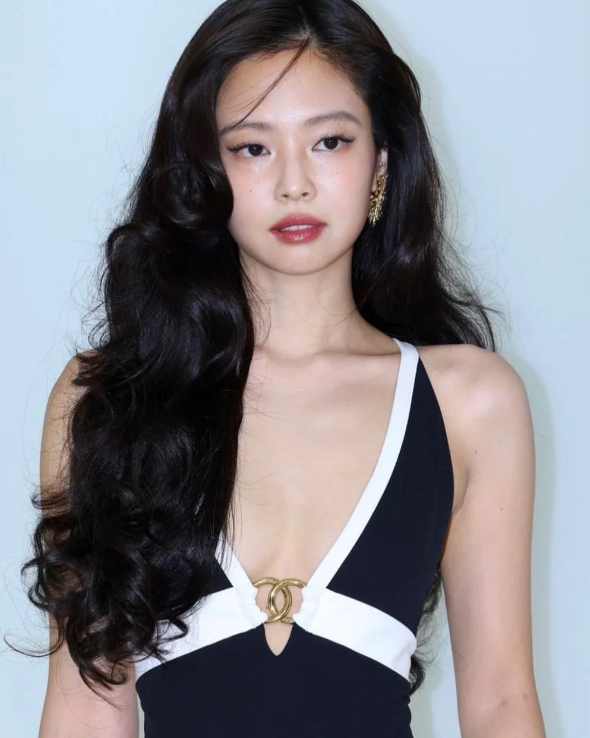 同樣來自 BLACKPINK 的 Jennie 位居第四,持續展現她在全球娛樂圈與精品時尚界的影響力。2026 年上半年,她透過個人音樂作品、國際品牌合作以及影視相關話題持續受到全球媒體高度關注。
