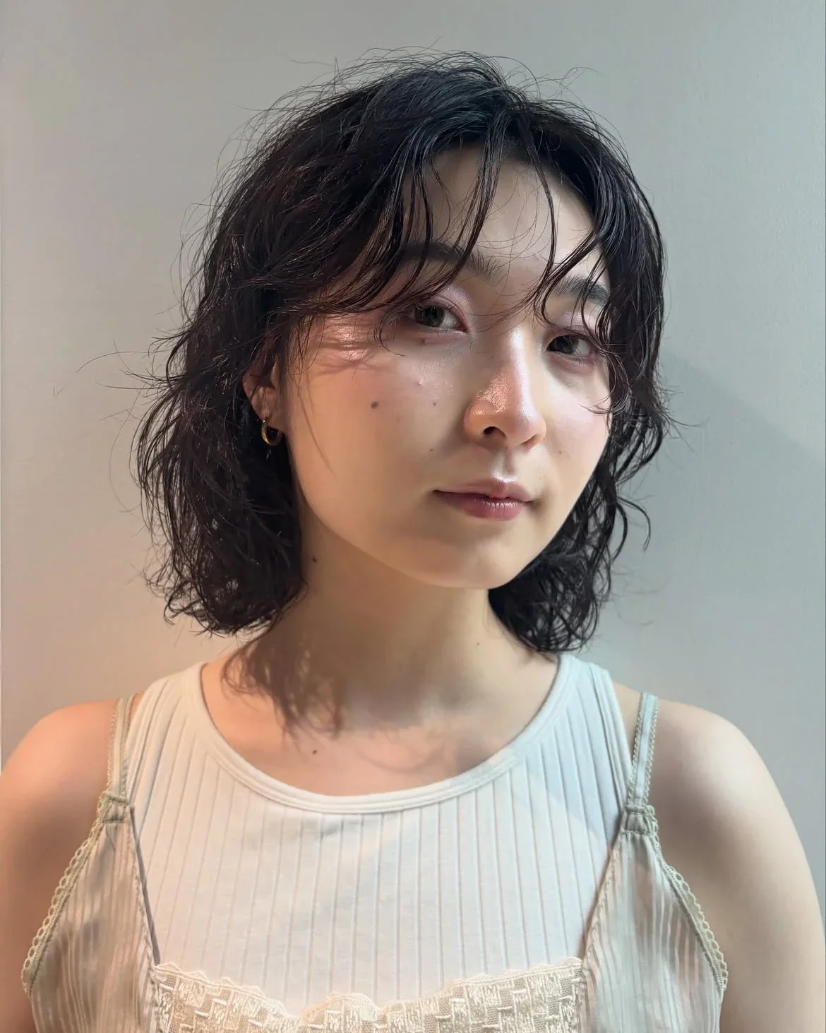 耳下捲短髮造型推薦2:濕感麥穗捲