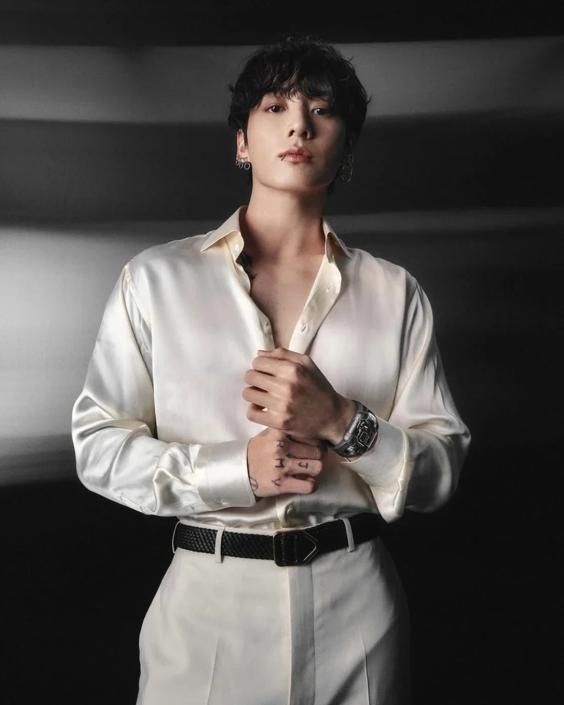 BTS 成員田柾國延續近年的全球高人氣,在 2026 年上半年排名第二。外媒指出,他的個人音樂作品持續創下亮眼串流與播放紀錄,加上世界巡演、商業代言及各種國際活動,使他的搜尋熱度始終維持在前段班。