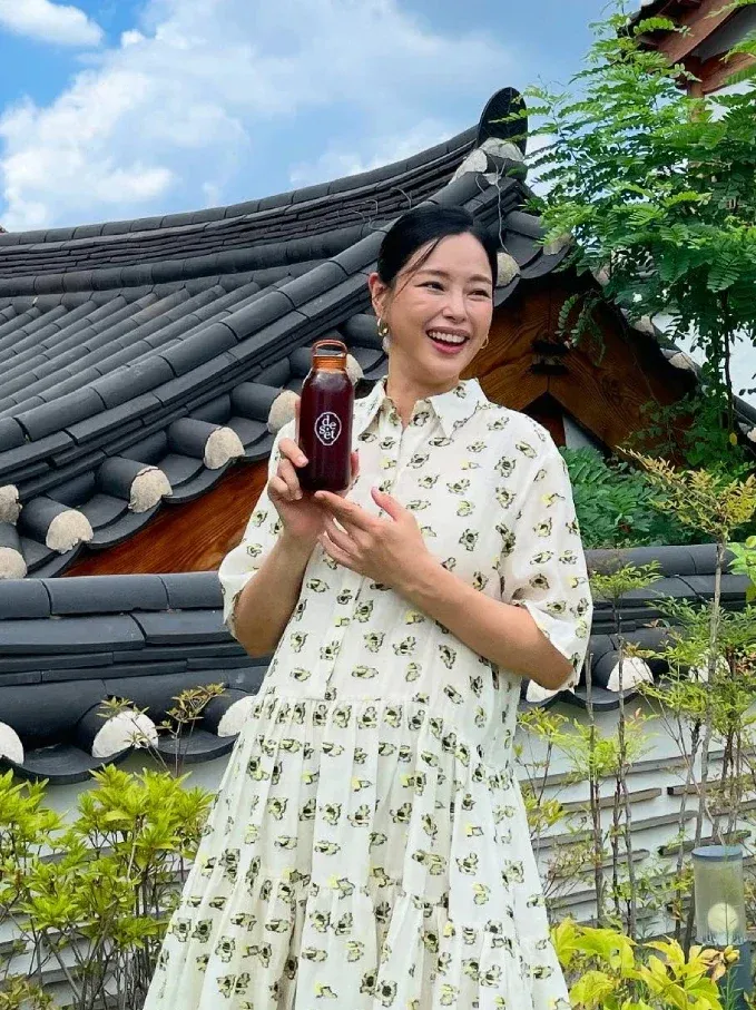 穿碎花洋裝最怕變「阿嬤花色」,秘訣在於選擇底色乾淨(如米白、乳白)、剪裁具備結構感(如襯衫領、腰部抽繩)的款式,再搭配休閒鞋履,就能穿出愜意的渡假減齡風。