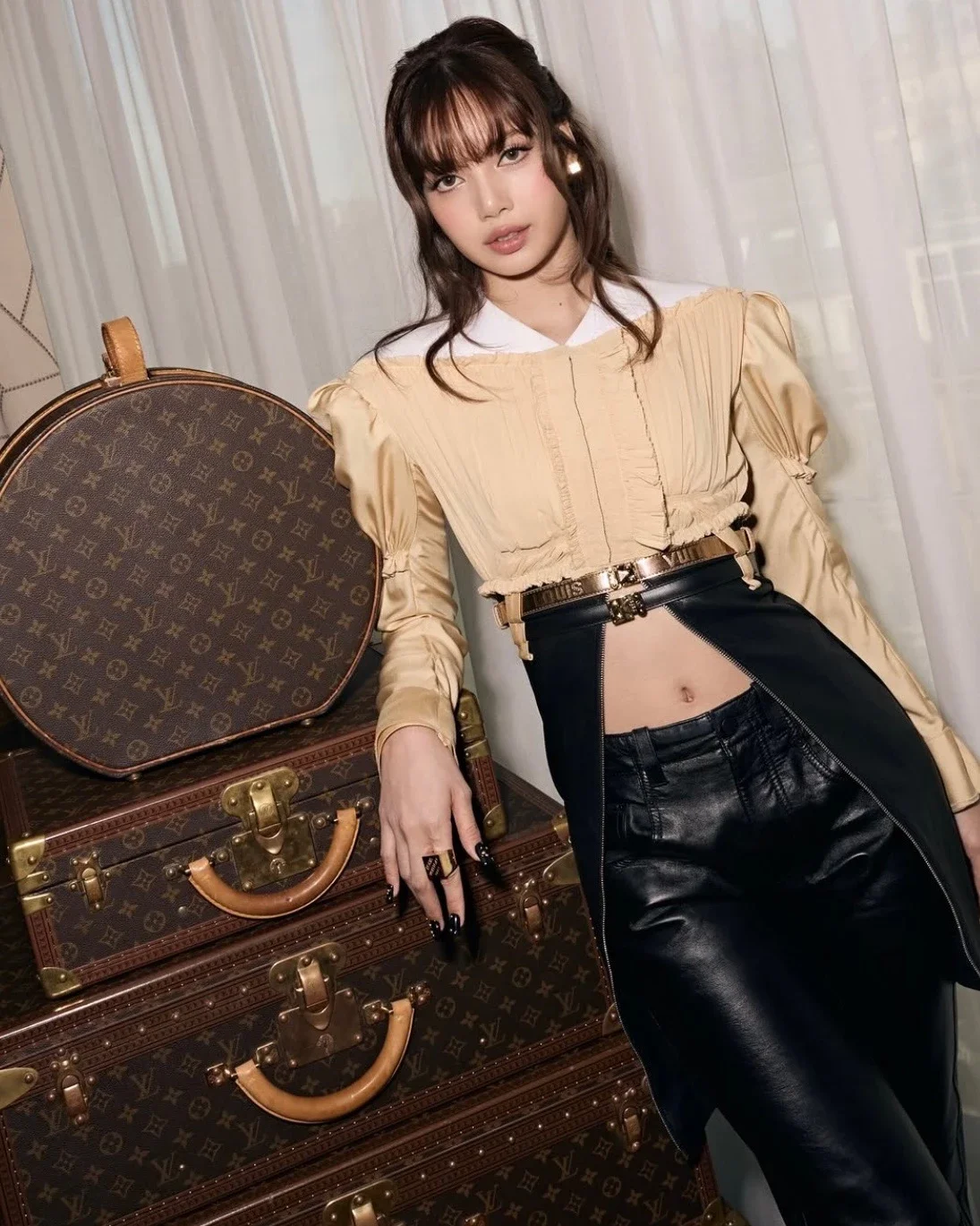 BLACKPINK 成員 Lisa 在 2026 年上半年位居第三,是搜尋量最高的女性 K-pop 藝人之一。她近年積極拓展國際市場,除了音樂活動外,也持續參與精品品牌合作、時尚活動以及戲劇演出,使全球曝光度不斷提升。