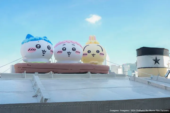 ▲吉伊卡哇、小八、兔兔登上「天星小輪」船頂歡迎各位粉絲登船啟航。　圖：羚邦集團有限公司／提供