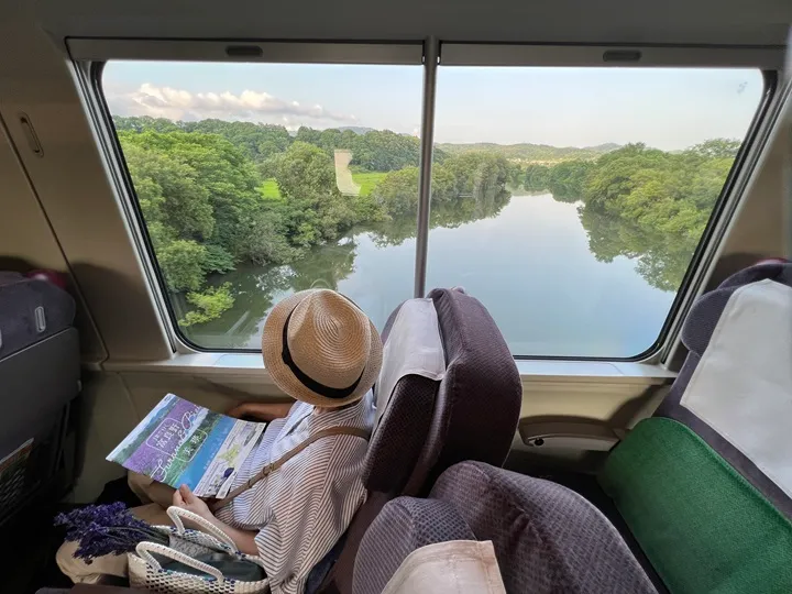 ▲富良野薰衣草特急列車內的美麗窗景。 圖：JR北海道提供