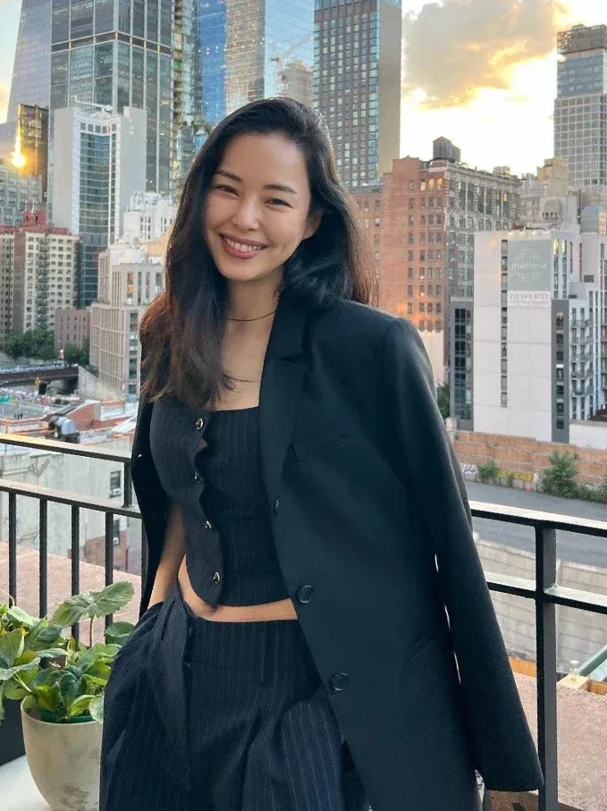 李荷妮將細條紋西裝外套披在肩上,裡面內搭同系列條紋短版背心與高腰寬褲,微微露出纖細腰線。西裝的硬挺與短版內搭的微辣完美結合,完美體現了當代女性的自信與時髦。