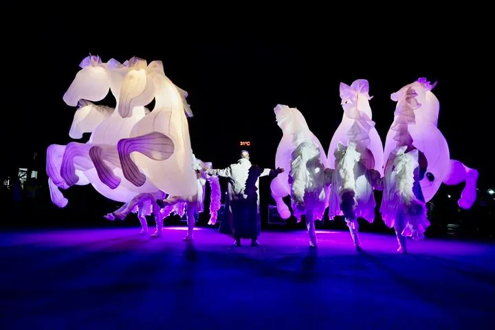 ▲法國「奎達姆斯劇團」的「夢幻之馬」（FierS à Cheval）街頭表演。　圖：礁溪鄉公所／提供