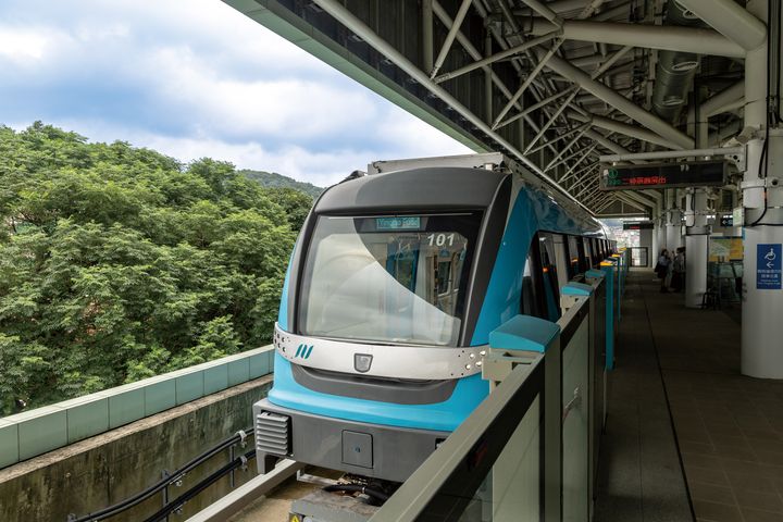 ▲搭乘全新通車的「捷運三鶯線」，能以最便捷的方式深度探索三鶯藝術廊帶。明亮的車廂與高架沿線的自然風光，為旅程拉開最愜意的序幕。　圖：新北市政府觀光旅遊局／提供