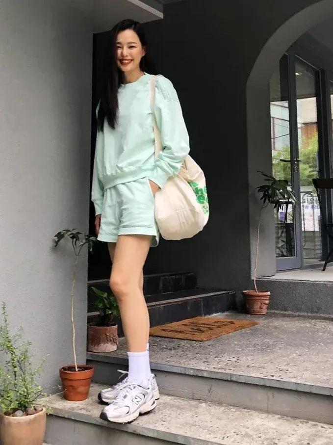 在穿著休閒短褲時,不妨搭配「白襪+老爹鞋或復古跑鞋」,這個小動作,能有效拉長小腿比例,並為整體造型注入濃濃的學院運動風,減齡效果立竿見影。