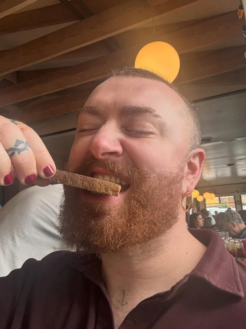 帳號裡 Sam Smith 親自入鏡、點餐、開吃。