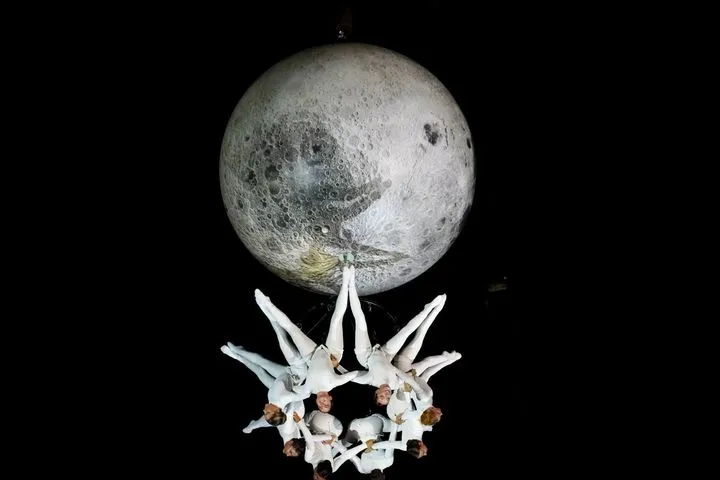▲西班牙「澤尼特空中芭蕾舞團」舞者懸吊於數十公尺高空之中，透過優雅流暢的肢體語彙與精湛細膩的空中技巧。　圖：礁溪鄉公所／提供