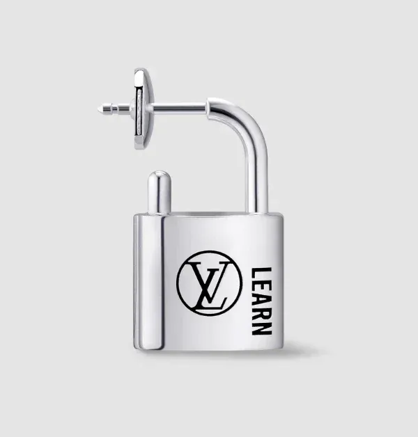 如果你喜歡有點俐落個性、又帶有強烈品牌識別度的設計，LV「Silver Lockit」耳環絕對是你的不二之選！將品牌極具傳奇色彩的鎖頭造型微型化，搭配酷帥的黑色漆面點綴，將經典與街頭潮流完美結合。單耳配戴就能展現率性態度，非常適合追求現代感穿搭的時髦男女。（商品價格約：NTD 12,300）