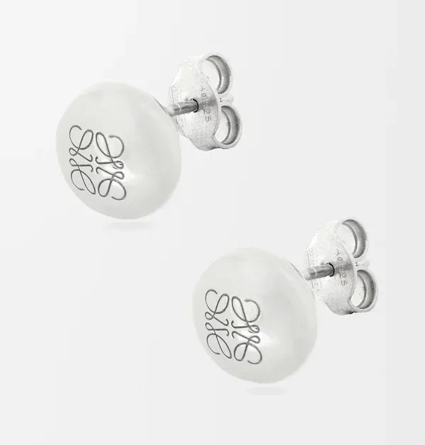Loewe總能把幾何美學與藝術感平衡得剛剛好！這款「Anagram Pebble」耳環，巧妙地將溫潤圓滑的鵝卵石輪廓結合品牌經典的Anagram四L標誌，純銀質地經過極致拋光，散發出低調卻高級的金屬光澤。小巧精緻的貼耳設計，非常適合追求極簡、帶有一點文青氣質的質感男女，是能悄悄為穿搭加分的夢幻小巧思。（商品價格約：NTD 15,044）