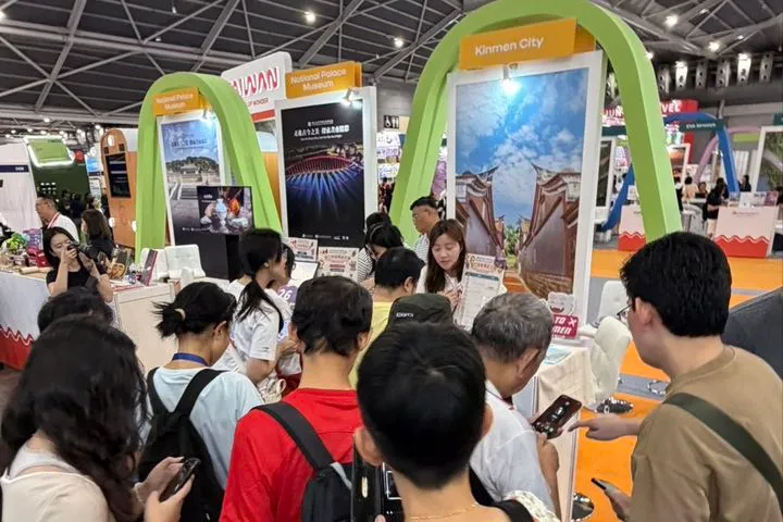 ▲實體 B2C 展銷推廣期間，安排新加坡旅遊 KOL 與網紅行銷宣傳，透過線上社群宣傳與線下沉浸式體驗的雙軌整合，旅展現場人潮不斷。　圖：金門縣政府觀光處／提供
