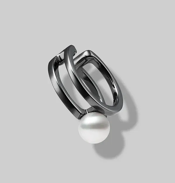 想感受日本皇室御用珠寶的潮流蛻變，Mikimoto「Passionoir」系列，絕對打破你對珍珠的刻板印象！這款耳骨夾，將鍍黑鍍層的銀質線條結合點綴著Akoya珍珠的迷人光芒，兼具酷帥與溫潤感。免耳洞的耳骨夾設計，隨手扣在耳廓上就能散發出低調卻令人無法忽視的暗黑奢華感。（商品價格約：NTD 10,000）