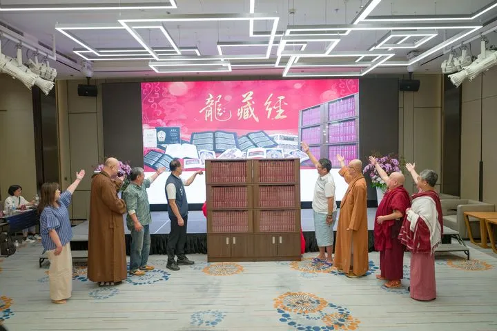 ▲眾人一起將復刻版的藏文《龍藏經》獻供給貝諾法王。　圖：寧瑪巴白玉塔唐佛學會／提供