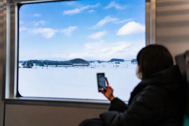 ▲旅客可在有暖氣的車廂內，欣賞車窗外銀白色雪景。 圖：JR北海道提供