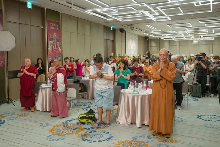 ▲活動開始前特別為尼泊爾洪災默哀祈禱。　圖：寧瑪巴白玉塔唐佛學會／提供