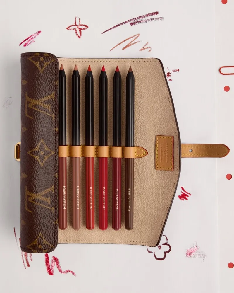 伴隨 LV Crayon唇線筆上市,La Beauté Louis Vuitton同步推出Lip Pencil Case唇線筆收納捲包。