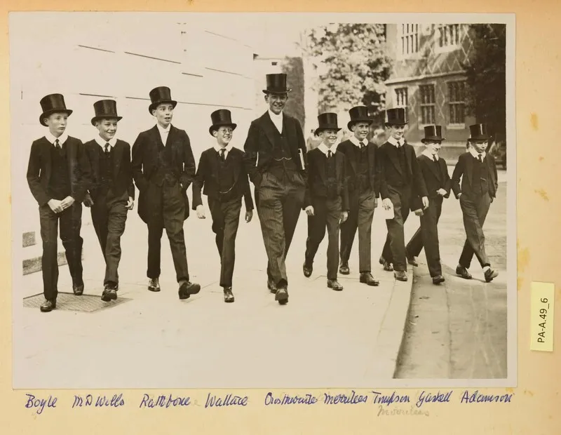 Etonc Cllege學校禮堂旁的男孩們，約西元1926年。