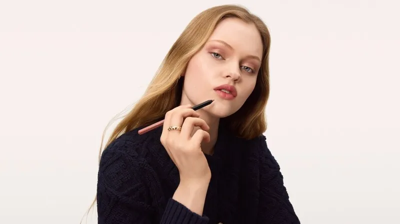 La Beauté Louis Vuitton 彩妝創意總監Pat McGrath 女爵士以 LV Crayon 唇線筆打造Blur Illusion絕美柔焦唇妝。