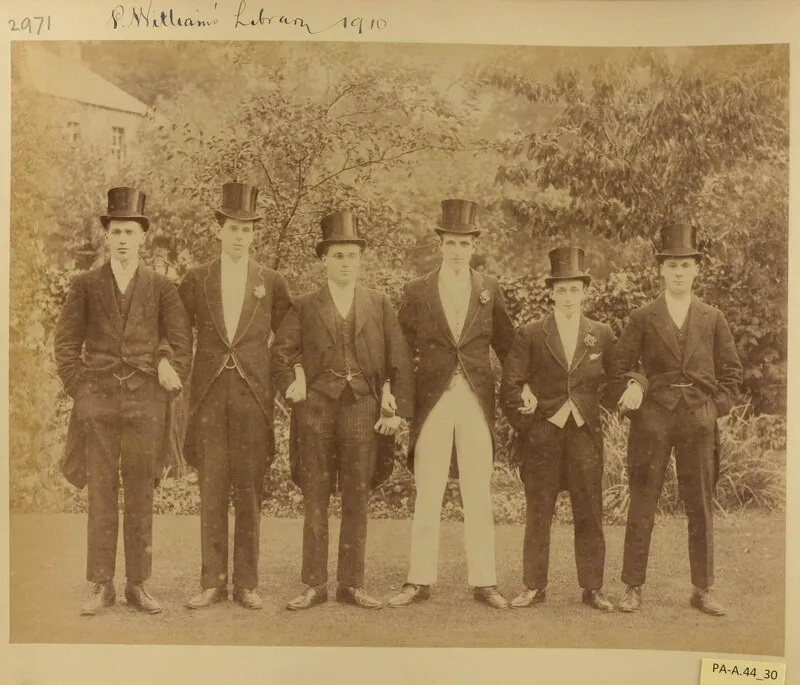 從學校於1910 年的資料照片中，仍然可以看到制服上褲子條紋的粗細和間距，以及翻領的設計上的細微差別。