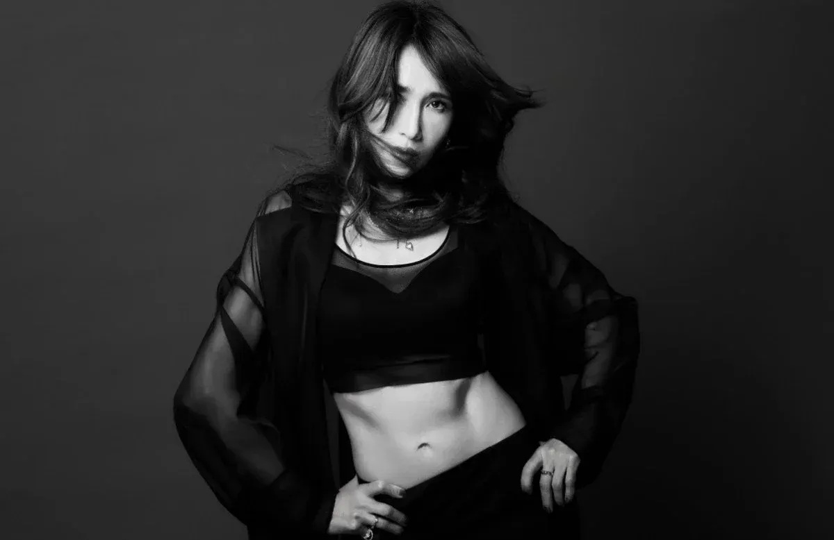 被譽為日本昭和末期「傳奇歌姬」的工藤靜香,在 1985 年以偶像團體「Seventeen Club」成員身分踏入演藝圈,隔年透過選秀節目加入女團「小貓俱樂部」(おニャン子クラブ)逐漸累積知名度。1987 年,她憑首張個人單曲〈禁斷的心電感應〉正式單飛,出道曲便空降日本 Oricon公 信榜冠軍,之後她以〈MUGO・ん…色っぽい〉、〈戀一夜〉、〈嵐の素顔〉、〈黃砂に吹かれて〉...等經典歌曲紅遍日本,全盛時期曾締造連續 8 張單曲登上 Oricon 冠軍、累積 11 張冠軍單曲的傲人成績,1988 年至 1994 年間更連續 7 年登上日本 NHK《紅白歌合戰》舞台。