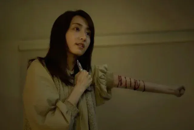 這次柯佳嬿在《如果我不曾見過太陽》中飾演「夏天晴」,成文故事後半段揭開多年悲劇的重要人物,角色同時牽動不同姓名、記憶與身分的謎團。比起過去個性鮮明的角色,她這次更著重於壓抑、隱藏與內在傷痕,讓觀眾在細微表情中感受角色的矛盾,柯佳嬿再度證明自己處理複雜人物的能力,也將挑戰個人第三座金鐘視后寶座。