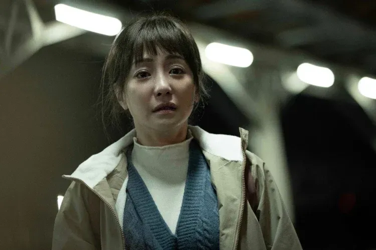 這次謝欣穎在《我們與惡的距離 II》中一人分飾不同人生階段的「陳又茗/高政茗」,原本出身政治世家,卻因複雜的家庭關係選擇離家,靠自己努力重新建立生活。沒想到丈夫羅自強罹患思覺失調症,家庭又遭遇重大變故,讓她被迫扛起照顧孩子與維持生計的重擔。謝欣穎透過疲憊神情與壓抑情緒,呈現照顧者長期承受的孤獨與壓力,讓她時隔 13 年再度角逐金鐘視后,更將與楊貴媚形成「網內互打局面」。