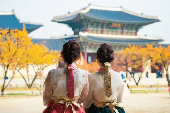 ▲換上傳統韓服漫步古宮與紅葉之間，是秋遊韓國不可錯過的經典體驗。　圖：東南旅遊／提供