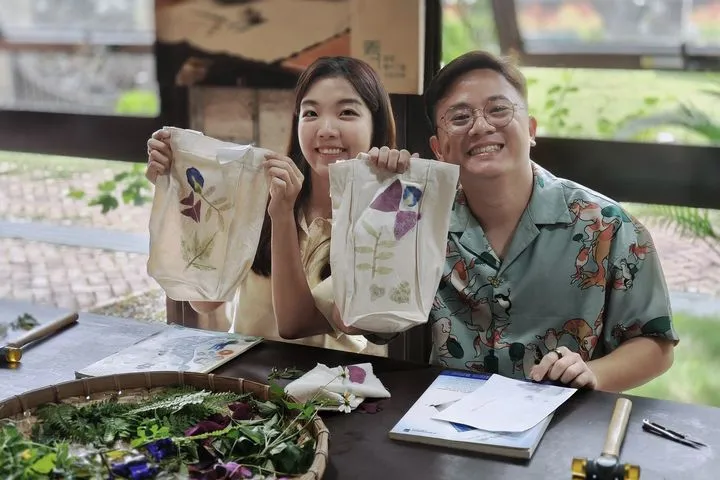 ▲馬來西亞 KOL Just Travel 對茂林檨仔腳文化共享空間的手作植物槌染留下深刻印象。 　圖：交通部觀光署西拉雅風景區管理處／提供