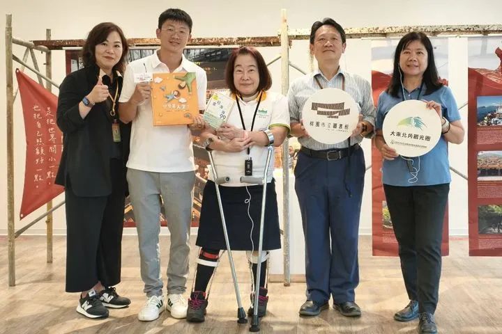 ▲(左起)桃知道商城營運長徐佩祺、策展人方子維、北觀處鐘文君科長、桃園市立圖書館施照輝館長、東北角風管處游麗玉處長。　圖：串視界 Woven Vision／提供