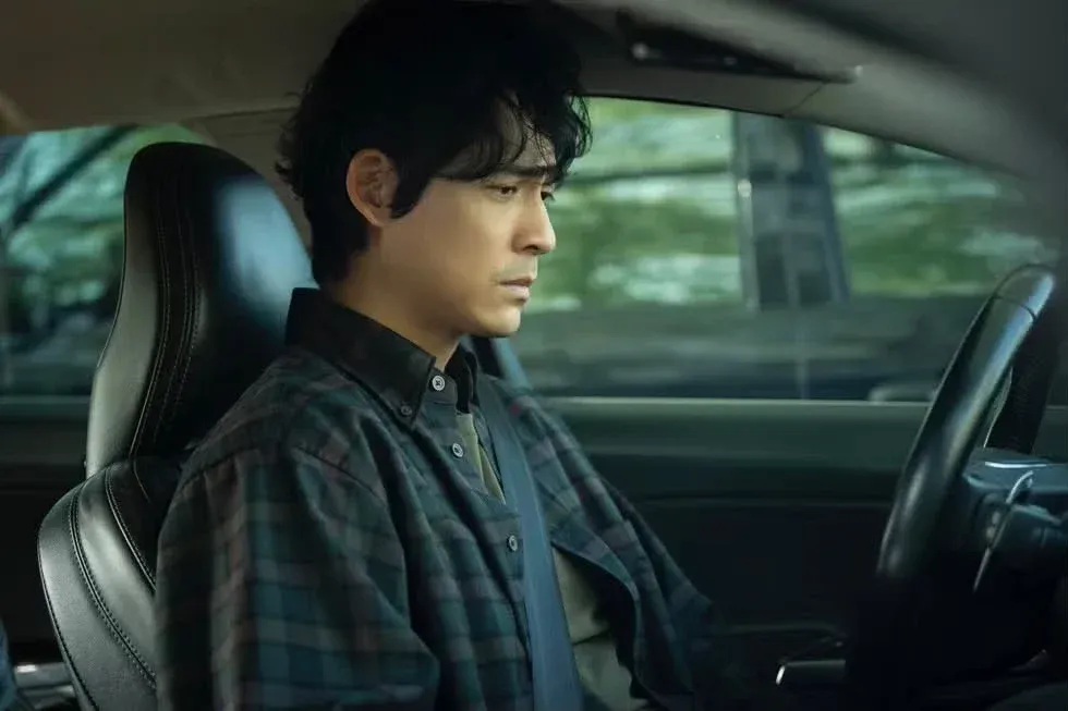 這次周渝民在《我們與惡的距離 II》中飾演精神科醫師「馬亦森」,原本擁有幸福家庭,卻因一場隨機縱火案痛失愛子,人生瞬間崩塌,最讓人難過的是,他明明是幫助別人走出心理困境的醫師,卻無法輕易治癒自己的創傷。周渝民透過壓抑的眼神、沉默與情緒爆發,呈現父親面對巨大失落的無力感,也讓他時隔 13 年再次角逐金鐘視帝。