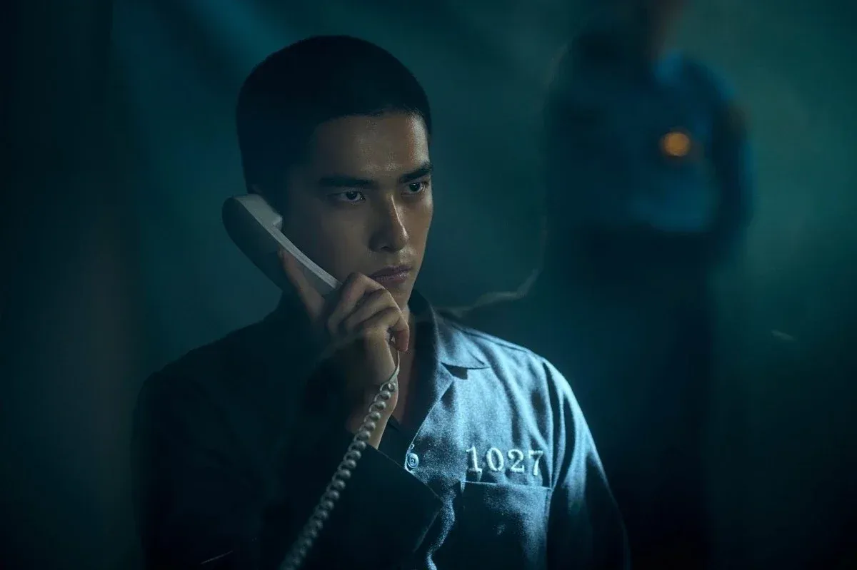 這次曾敬驊在 Netflix 影集《如果我不曾見過太陽》中飾演「李壬曜」,是名自首認罪的連續殺人犯。但是隨著故事推進,觀眾逐漸發現他曾長期承受家庭暴力、校園霸凌與失去摯愛的痛苦。曾敬驊不只需要呈現殺人犯冷漠、危險的一面,更必須回到少年時期演出純真與脆弱,這種強烈反差也成為他這次角逐金鐘視帝的最大優勢。