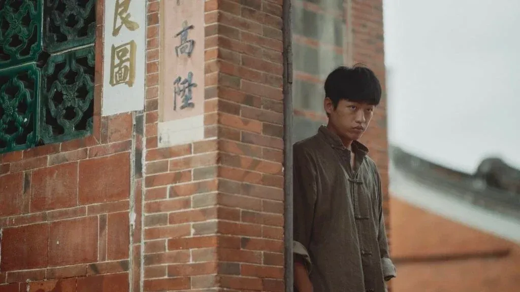 這次謝章穎在《零日攻擊》單元〈蛇仔〉中飾演「吳凱睿」,是名背負債務、努力想讓懷孕女友過上好日子的小混混,卻因現實接連受挫,逐漸被金錢、認同感與政治勢力吸引,最終走向難以回頭的道路。謝章穎將角色從善良、無助到憤怒失控的轉變詮釋得相當鮮明,甚至為戲挑戰大尺度裸露場面,最終終於憑實力首度入圍金鐘戲劇男主角獎。