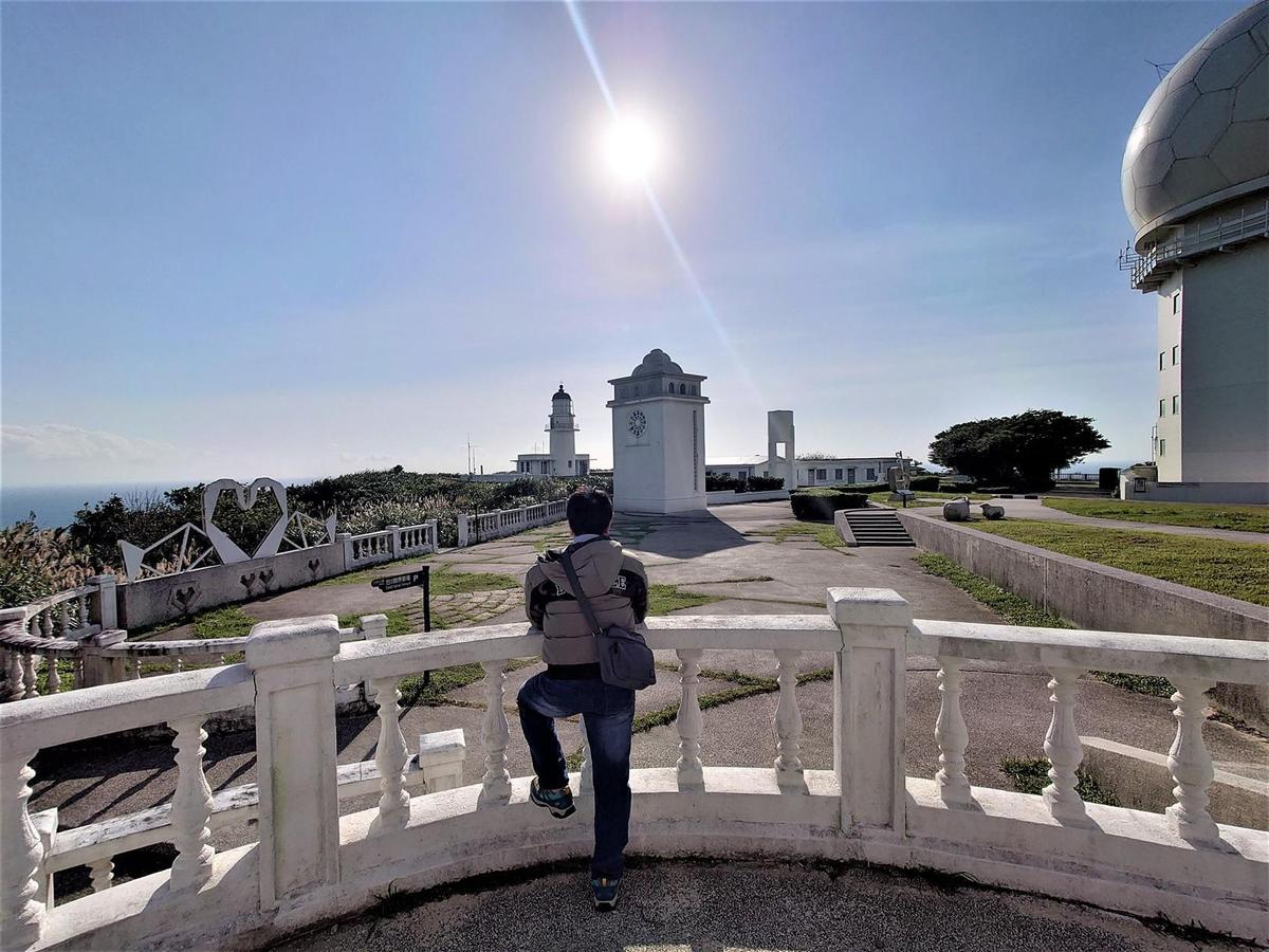 白色的三貂角燈塔建築群，無論是拍照打卡都很有view。（新北漁業處提供）