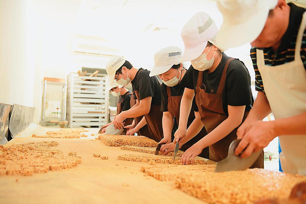 每塊花生糖都是手工製作。（布田食品提供）