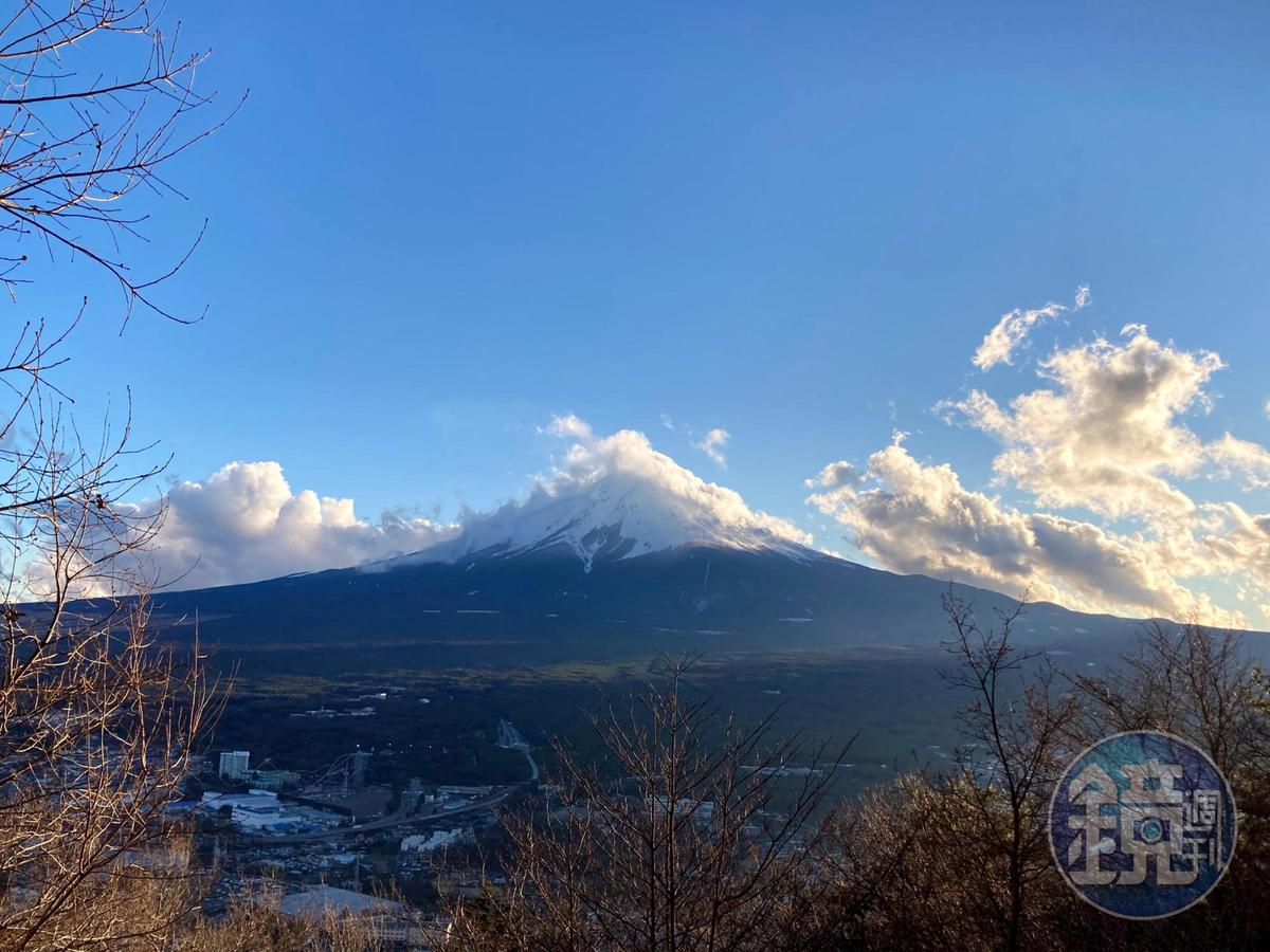 搭乘纜車到天上山公園看富士山。